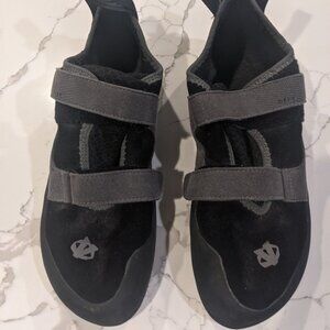 Barely used Trex evolv climbing shoes--size 13.5